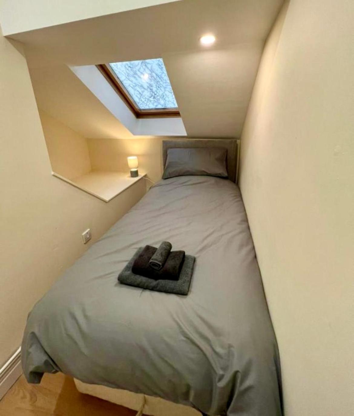 Cosy Penthouse Suite Happily Sleeps Up To Five ฮาลิแฟกซ์ ภายนอก รูปภาพ